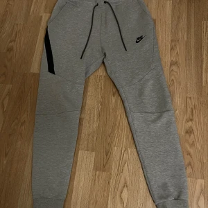 NIKE TECH SET - nike tech set för ba 1300 MEDIUM KOFTA SMALL BYXOR