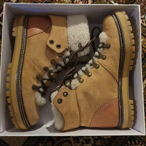 Vinterkängor - Fina, varma vandringskängor , helt oanvända. Nypris ca: 4500:-