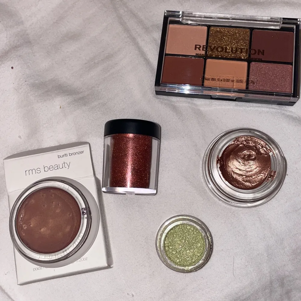 Blandade sminkprodukter  Revolution palett - 20kr 3ina cream eyeshadow - 100kr Claudia ögonskugga - 10kr Pop beauty pigment - 50kr Rms beauty bronzer swatchad - 150kr Frakt tillkommer, bättre pris om man köper allt. Accessoarer.