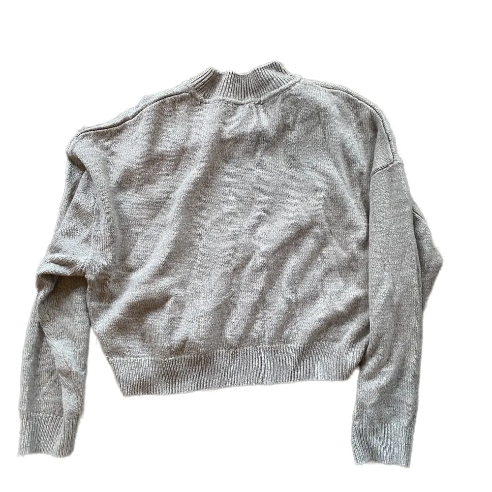 Jättefin grå tröja som är långärmad. Avslappnad och i perfekt skick!! Skriv för fler bilder🥰. Tröjor & Koftor.