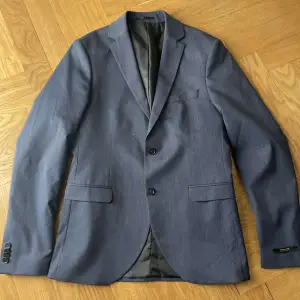 Storlek S/M Finns även tillhörande kostymbyxor i ett annat inlägg som man kan se i min profil - köp de byxorna med denna kostym och få 200kr rabatt. 