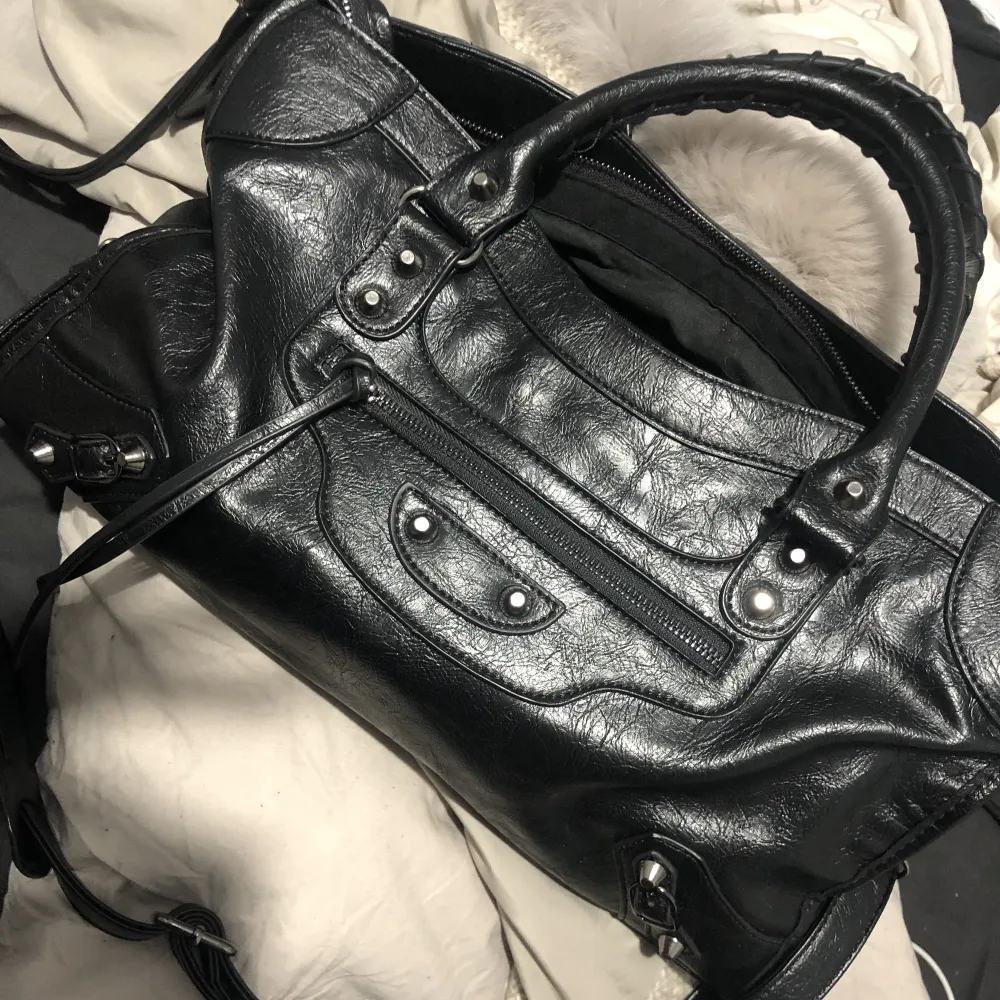 Säljer mina svarta Balenciaga liknade väska i måtten 26cm höjd 40cm bredd💓                         Budet är på 1000. Väskor.