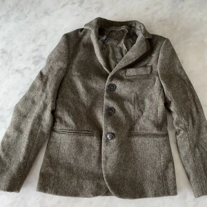 DONDUP exklusiv tweedkavaj - Använd 1 gång, dvs i princip oanvänd Stl. 128 / 8 år Nypris: 5 995 SEK 