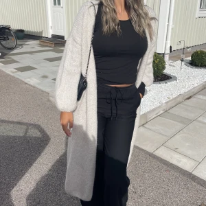 Kofta  - Säljer en superfin kofta som tyvärr inte kommer till någon användning💕koftan har inga fläckar eller skador.