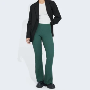 Ziggy byxa i Jersey (Helt Nya) - Grön byxa. Säljer dessa fina byxor som jag köpt från Ginatricot, helt nya. Dessa såldes för 350 kr och är helt slutsålda hos Ginatricot.