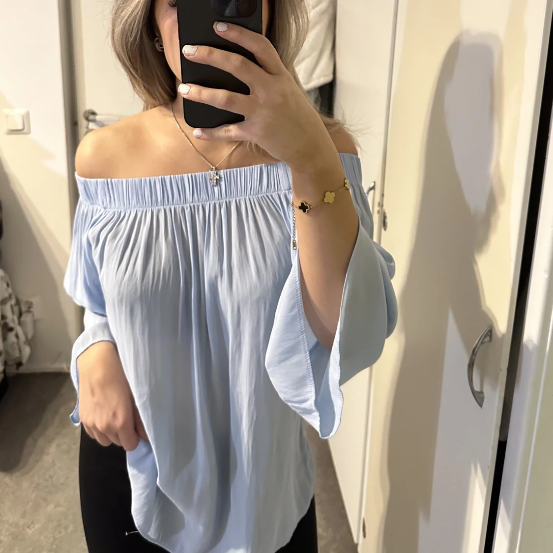 Ljusblå off shoulder topp