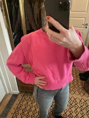 Cerise rosa skön tröja strl S - Sparsamt använd tröja i cerise rosa fin färg strl S  Urskön kvalité