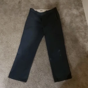 Dickies byxor - Baggy byxor som är lite använda, lite märket på vänster knä.