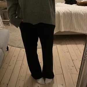 Lågmidjade mjukisbyxor - Svarta raka mjukisbyxor med lägre midja, från bikbok! Storlek M men passar även S. Jag är 165 cm!