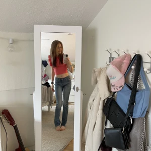 Lågmidjade jeans - Jätte jätte snygga lågmidjade jeans. De är lite vintage stil, jag älskar de och älskar detaljerna men kan ej ha de längre. Märket är jag osäkert på men köptes för 700. Om det behövs fler bilder kontakta gärna;)