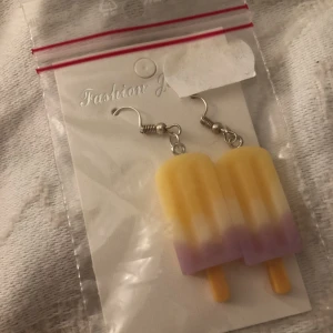 Örhängen - Säljer denna supervackra örhängen som jag har gjort helt själv! 💗 de är aldrig använda! Osäker om de är nickelfria, men är 99% säker på att de är det! ♥️ 