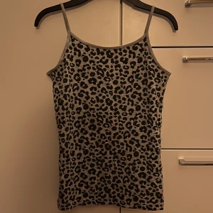 leopardmönstrat linne - Leopardmönstrat linne från hm. Storlek 158/164 men passar XS/S. Köpt secondhand, men nästan oanvänd.