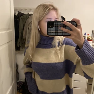 Randig stickad tröja  - Randig stickad tröja från Urban outfitters i storlek xs