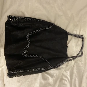 Väska - En jättefin väska som har kommit till används 2 gånger. Säljer denna för använder den inte🖤