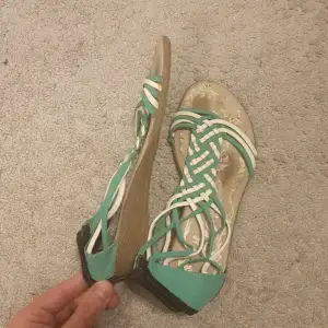 Gröna sandaler med vita detaljer och blommor