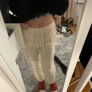 Linnebyxor - Säljer dessa linnebyxor pga att jag inte använder de längre. De kan se lite genomskinliga ut på bilden då man ser mitt underställ under men annars är de inte genomskinliga☺️Köpa i somras på hm!!