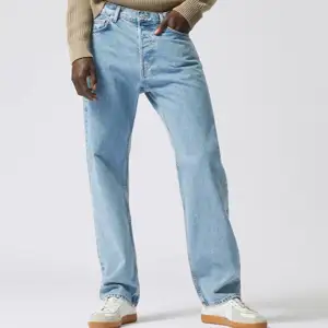 Ett par weekday jeans, passformen är ”Space Relaxed Straight Jeans. Sitter jättesnyggt, säljer då jag vuxit ur dem. Originalpriset är 600kr.