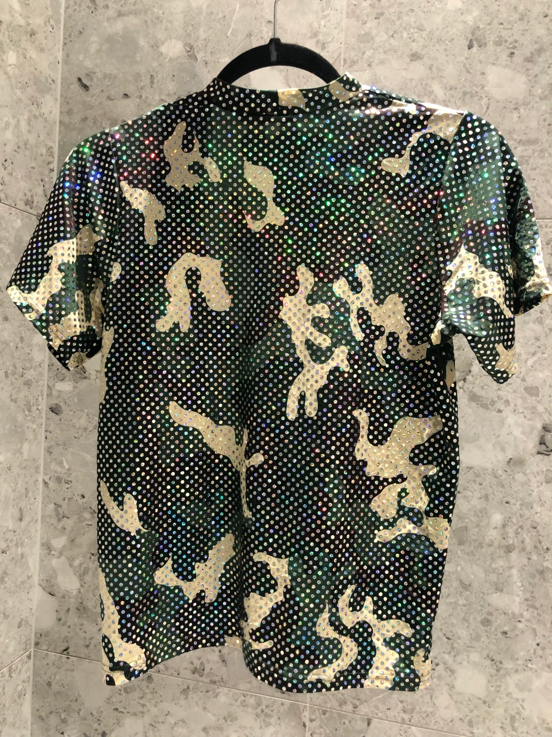 glänsande blus med kamouflage - 90