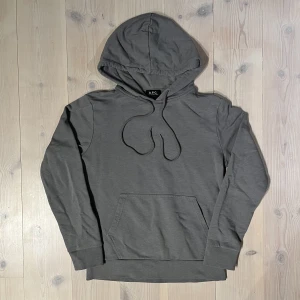 A.P.C Hoodie - En felfri hoodie från A.P.C. Kostar 1500kr ny om inte mer och är i helt felfrit skick. På lappen står det S men sitter mer som en M i mina ögon. Sjukt najs färg.