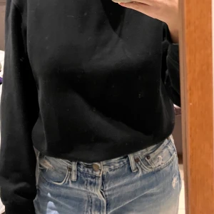 Svart sweatshirt  - Svart sweatshirt från weekday storlek XS i bra skick