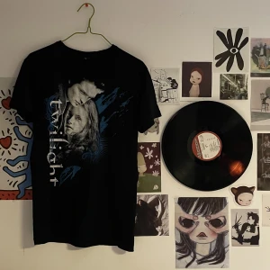 Twilight T-shirt, strl S - SUPER eftertraktad! Supersnygg T-shirt som cirkulerar på Pinterest! Om många är intresserade så blir det budgivning, frakten ligger dessutom på 52kr (det som står där nere stämmer inte!) BUD ÄR BINDANDE ! 