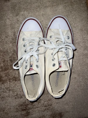 Vita converse - Vita låga nästan oanvända converse i storlek 41. Säljer för 150kr