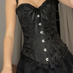 Svart korsett - Säljer denna svarta korsett som jag hade på halloween. Skit snygg att ha på nyår tex elr någon annan fest! Skriv för fler bilder