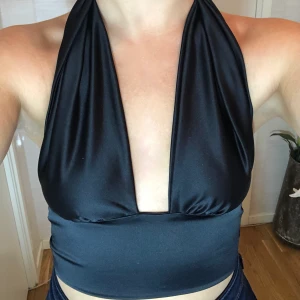 Festtopp - Supersnygg topp perfekt till fest! Säljes för 100kr, helt slutsåld på Ginatricot💕