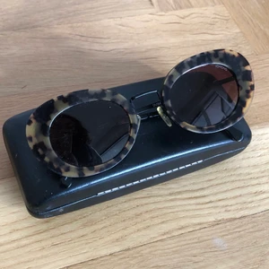 Komono solglasögon - Komono solglasögon, köpta på Vallgatan 12. Använda, men fint skick. Nypris 800:-
