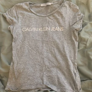 Calvin Klein jeans teöja - Säljer min Calvin Clein tröja då jag inte använder den. Den är i fint skick och köptes för ca 250kr! Köpare står för frakten!💕