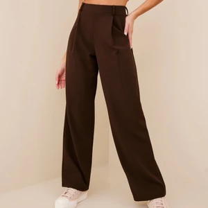 Snygga brallor  - Snygga byxor från nelly i en trendig brun färg. Super sköna. Obs fraktar endast och tar endast swish. 