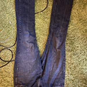 lågmidjade raka jeans från levis i mörkblå färg, en aning korta för mig (170cm), 150kr+ frakt