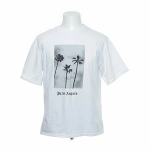 Palm Angels T-Shirt - Tjena mitt bena, om du söker en go tisha som inte sitter som en smäck och samtidigt ger dig respekt på södermalm så har du kommit till rätt ställe. Jag säljer den nu för jag flyttar och rensar garderoben fick denna som present för ett tag sedan, ingen aning om autenticitet men tror är den är äkta iaf. Den har förövrigt sällan varit använd så bra skick e det.