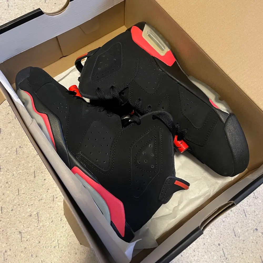Air Jordan 6 infrared köpta på sneakershyllan.se. Använda med i gott skick . Skor.