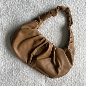 Väska från Nelly  - Beige väska från Nelly, sällan använd. 