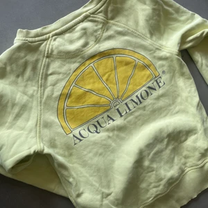 Acqua Limone tröja  - Jag säljer en gul (pastell gul) acqua limone tröj i storlek xxs men passar xs💖💖, köparen står för frakt 