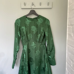 Grön Klänning - Grön härlig klänning från märket Y.A.S. Storlek xs. Nypris 750 kr 