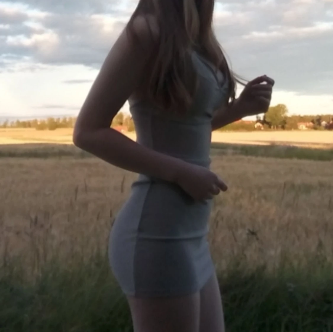 Kort glittrigsilvrig klänning - 91