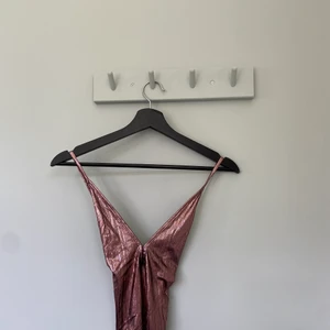 Festtröja body - Rosa metallic festtopp. Body med öppen rygg. Väldigt elastisk. 