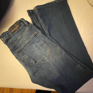 Långmidjade jeans - Super fint skick! Inga skador! Köpta för 350kr säljer för 100kr + frakt! Är i storlek 170 men det motsvarar XS/S! Kom privat för intresse, frågor eller köp!😍