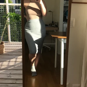 Skön pennkjol - Skön, stretchig, lite ribbad grå pennkjol från Bershka. Storlek XS men passar även S (möjligen M också). Perfekt när man vill vara bekväm men ändå se någorlunda uppklädd ut. Köp denna och välj något för 20kr att få på köpet.