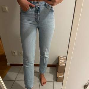 Levis jeans modell 501 cropped. Stl. 25/30 men är ankellängd på mig som är 180💕 Nypris 1200kr. Varan är i nyskick! Köpare står för frakt. 