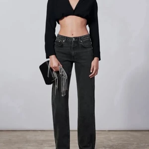 Zara jeans - Lånade bilder!! Populära jeans från Zara i fint skick, köpta här på Plick och de passade inte riktigt mig så som jag önskade! 350 + frakt. Storlek 38 och de är jeansen med dragkedja. 