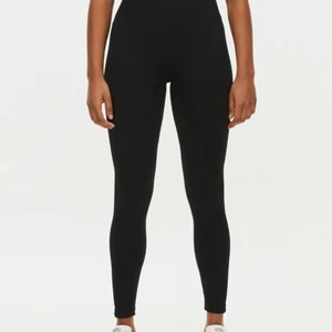 Röhnisch träninsbyxor - Säler ett par röhnisch träningsbyxor i storlek M. Endast använda en gång. Säljer pågrund av att de är för små för mig. Köparen står för frakten, säljer för 200 + frakt 🤩