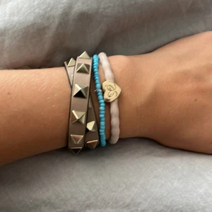 Valentino armband - Ett jätte fint ljusrosa dubbel valentino armband som är i ett jätte fint skick och kostade 3100 men säljer den för 2000