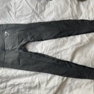 Nästan helt oanvända tights från gymshark i storlek xs. Färg mörkgrå. Har alldeles för många tights så säljer de jag använder minst! 