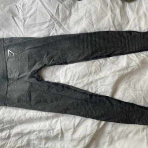 Gymshark vital seamless - Nästan helt oanvända tights från gymshark i storlek xs. Färg mörkgrå. Har alldeles för många tights så säljer de jag använder minst! 