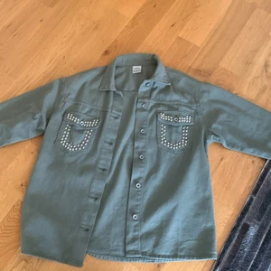 Tatch - Säljer denna fina jacka från tatch med nitar, säljer då den är för stor🤍Slutsåld i denna storleken men skulle säga att den passar dig som är M🤍Köpt för 1200kr 