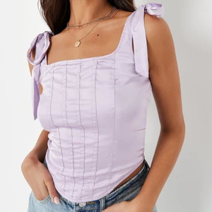 Korsett topp - Har aldrig använt denna toppen och etiketten är fortfarande kvar. Anledningen varför jag säljer den är att den är för stor på mig som jag glömde att returnera. Den har inga slags skador eller fläckar. 