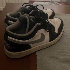 Jordan 1 low  - Jordans 1 low lite sönder från baksidan som ni ser på bilder köpt för 1250 från Nike Solna men tänkte sälja dom för 400kr 